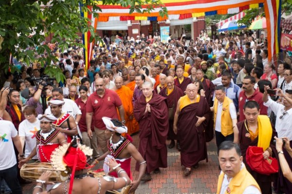 Karmapa-in-Malaysia-procession-MJ-160521-04-412-700x467